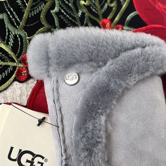 Brand New UGG Shearling Sheepskin Handsewn Touchscreen Gray Gloves Leather Trim - Picture 3 of 15